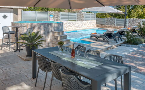 Lavendel: Patio, Property, Umbrella, Furniture, Table, Outdoor Table, Shade, Backyard, Fashion Accessory, Building