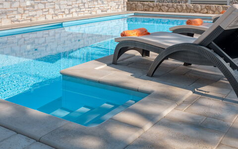 Lavendel: Tile, Swimming Pool, Blue, Property, Aqua, Turquoise, Floor, Sunlounger, Azure, Furniture