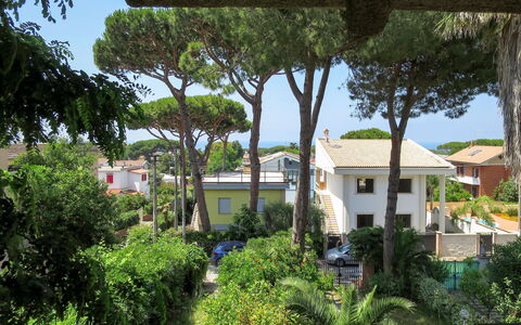 Gli Oleandri: Property, Vegetation, House, Real Estate, Residential Area, Home, Building, Tree, Neighbourhood, Architecture