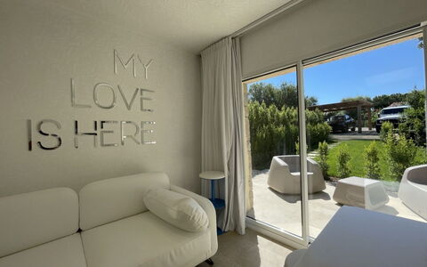 Accommodation:&nbsp;House Boat Large 733.3