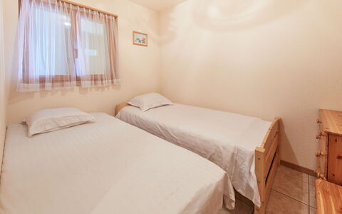 Thyon-Les Collons 634: Property, Furniture, Window, Comfort, Wood, Interior Design, Floor, Bed, Shade