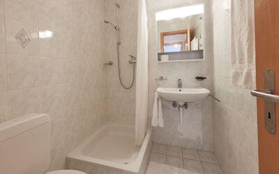 Accommodation:&nbsp;Sérandes 18 634.4