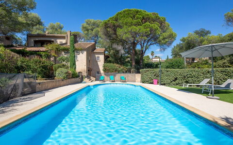 Alsabreizh: Water, Plant, Property, Daytime, Swimming Pool, Azure, Tree, Nature, Sky, Body Of Water
