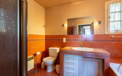 Alsabreizh: Plumbing Fixture, Property, Mirror, Tap, Sink, Building, Bathroom Cabinet, Bathroom, Window, Wood
