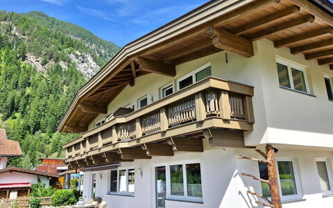 Längenfeld 656: Balcony, Mountain Village