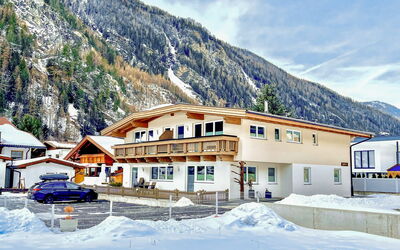 Längenfeld 656: Cloud, Sky, Building, Property, Mountain, Snow, Window, House, Slope, Freezing