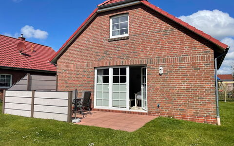 Friesenperle: Sky, Cloud, Building, Property, Window, Wood, House, Tree, Brickwork, Land Lot