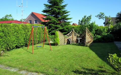 Lilly: Green, Tree, Grass, House, Land Lot, Shrub, Lawn, Plant, Woody Plant, Home