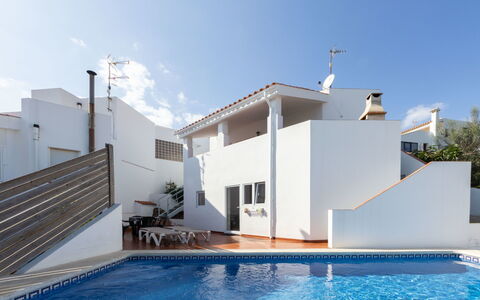 Sascha: Water, Sky, Building, Swimming Pool, Azure, Shade, Lighting, Plant, Window, Cloud