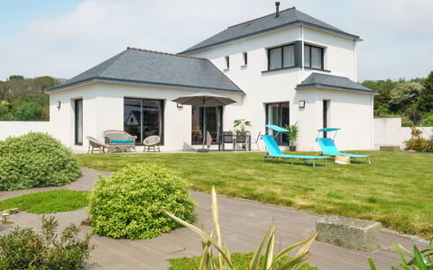 Orphée: Plant, Cloud, Sky, Building, Property, Window, Tree, Door, Land Lot, House