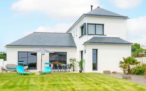 Orphée: Cloud, Sky, Plant, Building, Property, Window, House, Land Lot, Door, Grass