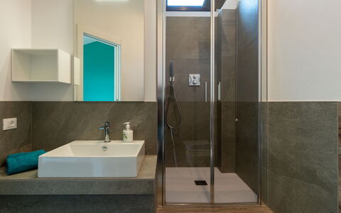 Brezza di Lago: Mirror, Tap, Sink, Plumbing Fixture, Bathroom Sink, Building, Bathroom, Rectangle, Wood
