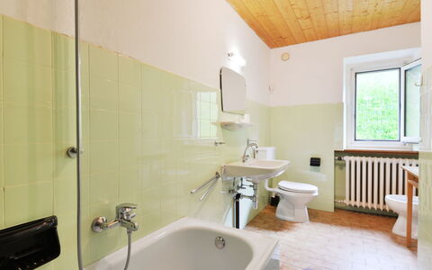 Puntea: Bathroom, Room, Property, Interior Design, Bathtub, Building, Floor, House, Architecture, Wall