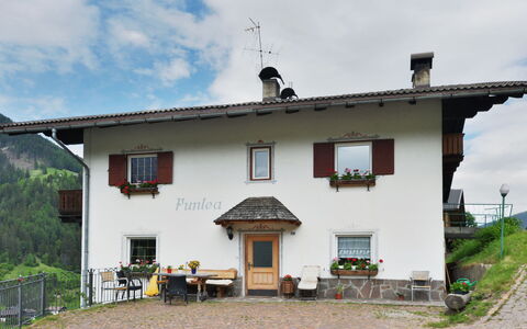 Puntea: Property, House, Building, Cottage, Rural Area, Real Estate, Roof, Farmhouse, Architecture, Facade