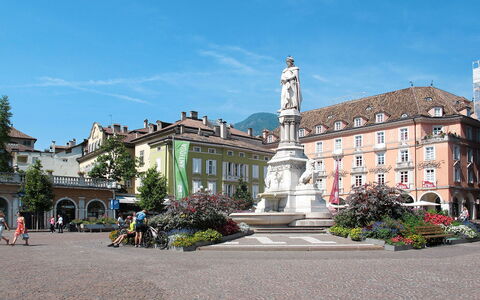 Valdàora 654: Town Square, City, Town, Public Space, Plaza, Human Settlement, Building, Architecture, Neighbourhood, Tourism