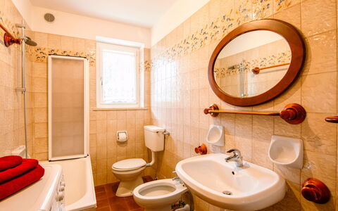 Moena 626: Mirror, Tap, Plumbing Fixture, Bathroom Sink, Sink, Property, Bathroom, Building, Plant, Wood