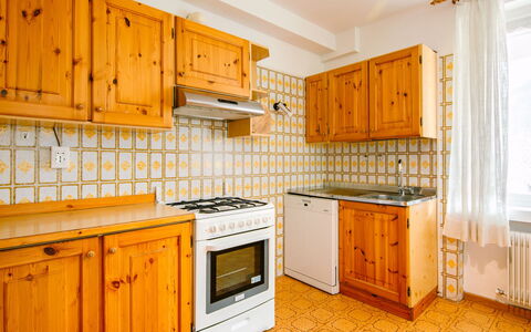 Moena 626: Countertop, Cabinetry, Furniture, Property, Building, Kitchen Appliance, Kitchen, Kitchen Stove, Home Appliance, Wood