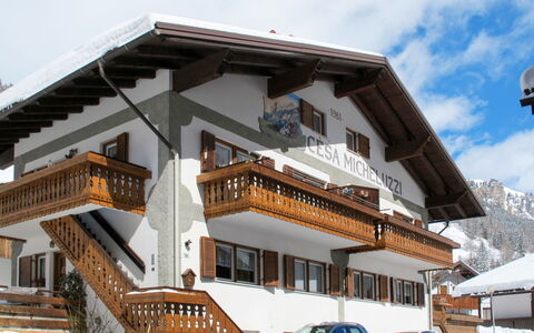 Cesa Micheluzzi (Czi712): Sky, Cloud, Property, Building, Window, Snow, House, Neighbourhood, Wheel, Residential Area