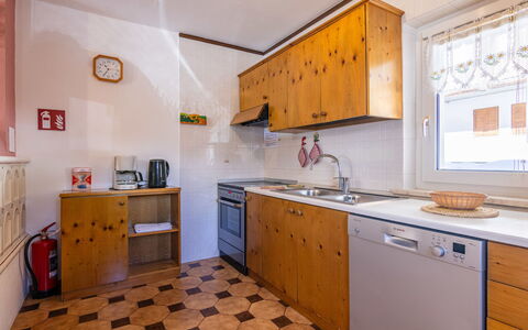 Cesa Micheluzzi (Czi712): Wood, Flooring, Floor, Major Appliance, Kitchen, Apartment, Cabinetry, Room, Countertop, Kitchen Appliance