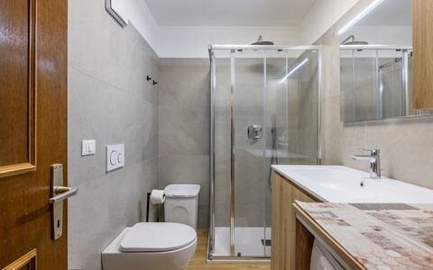 Cesa Micheluzzi (Czi712): Flooring, Plumbing Fixture, Floor, Bathroom, Sink, Interior Design, Wood, Tap, Bathroom Sink, Toilet