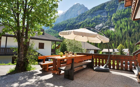 Cesa Micheluzzi (Czi712): Property, Natural Landscape, Mountain, Real Estate, House, Room, Estate, Home, Building, Table