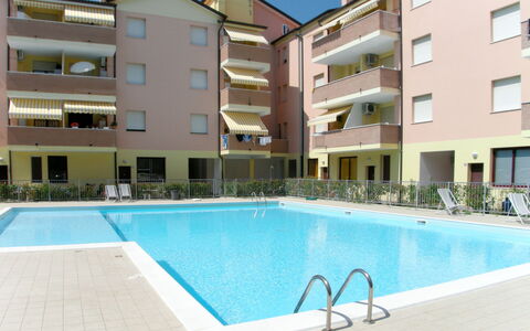 Rosolina Mare 621: Plant, Building, Window, Tree, Architecture, Urban Design, Shade, Leisure, House, Cottage