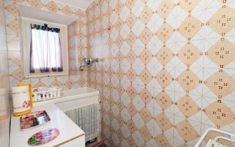 Erika: Mirror, Building, Wood, Textile, Cabinetry, Interior Design, Flooring, Architecture, Floor, Window