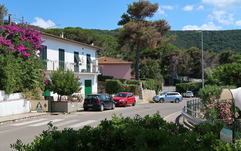 Al Tramonto: Sky, Plant, Building, Car, Property, Cloud, Window, Vehicle, Motor Vehicle