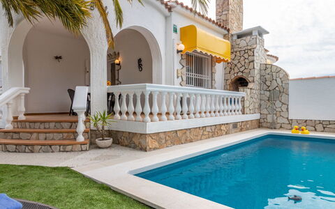 Green House: Property, Building, House, Swimming Pool, Real Estate, Home, Villa, Estate, Vacation, Resort