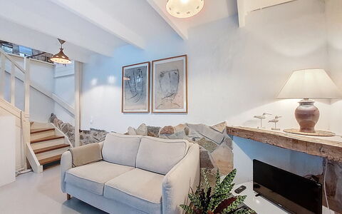 Gwenn: Furniture, Interior Design, Flooring, Couch, Floor, Ceiling, Room, Living Room, Lighting