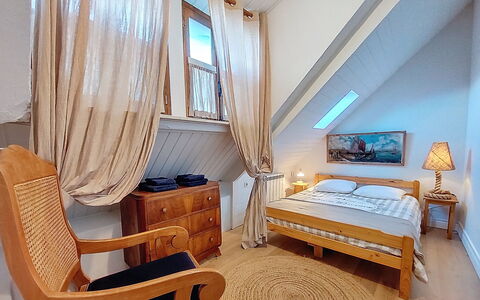 Gwenn: Furniture, Bed, Interior Design, Bedroom, Floor, Flooring, Wood, Ceiling, Room, Bedding