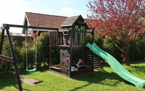 Martin: Plant, Sky, Cloud, Property, Tree, Shade, Wood, Land Lot, Grass, Leisure