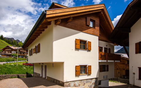 Pozza di Fassa 607: Sky, Cloud, Building, Plant, Property, Window, House, Architecture, Tree