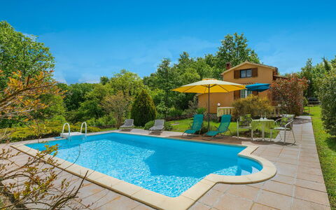 Lavanda: Water, Plant, Sky, Property, Swimming Pool, Azure, Building, Shade, Tree, Architecture