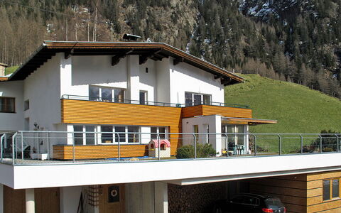 Huben 603: Building, Window, Plant, Vehicle, Wheel, House, Wood, Tree, Car