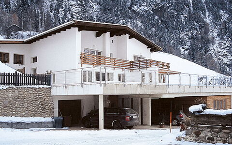 Huben 603: Snow, Building, Property, Window, Slope, House, Tree, Freezing, Car, Motor Vehicle