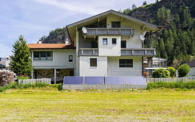 Huben 606: Plant, Sky, Building, Window, Property, Cloud, Tree, House, Land Lot, Grass
