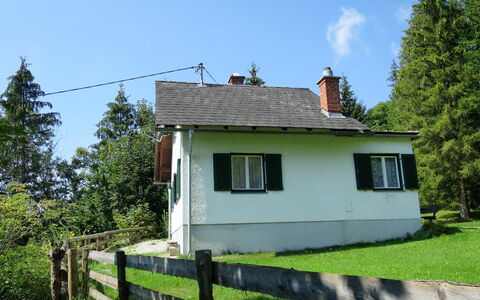Landhaus Grüne Oase: Sky, Plant, Building, Window, Property, Tree, House, Fence, Land Lot, Cloud
