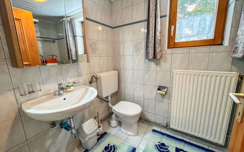 Landhaus Grüne Oase: Mirror, Tap, Plumbing Fixture, Sink, Property, Bathroom Sink, Purple, Window, Bathroom, Interior Design
