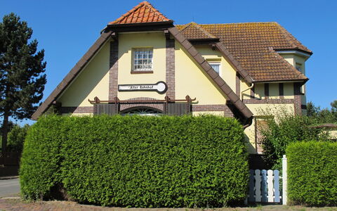 Alter Bahnhof: Plant, Sky, Building, Property, Window, House, Land Lot, Tree, Cottage