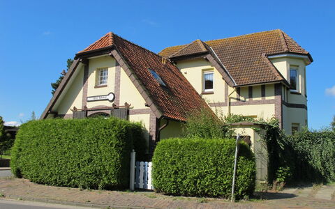 Alter Bahnhof: Sky, Plant, Building, Window, House, Land Lot, Grass, Shrub, Real Estate, Road Surface