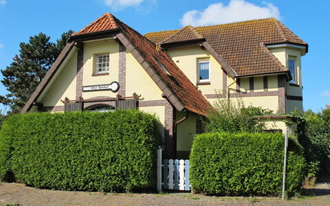 Alter Bahnhof: Sky, Plant, Property, Building, Window, Cloud, House, Land Lot, Tree