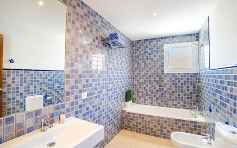 Les Savines: Bathroom, Property, Tile, Room, Real Estate, Interior Design, Building, Wall, Architecture, House