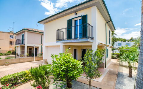Les Savines: Property, House, Real Estate, Building, Home, Residential Area, Neighbourhood, Architecture, Facade, Apartment