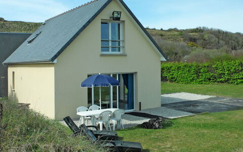 Chez Lilo: Property, House, Cottage, Home, Building, Real Estate, Farmhouse, Siding, Roof, Rural Area