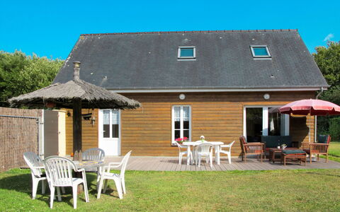 Chez Laurette: House, Property, Cottage, Home, Building, Real Estate, Farmhouse, Roof, Siding, Grass
