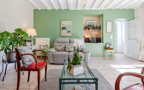 La Batterie: Furniture, Couch, Property, Table, Green, Picture Frame, Plant, Shelf, Azure, Living Room