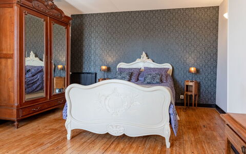 La Batterie: Furniture, Comfort, Building, Wood, Bed Frame, Interior Design, Pillow, Bed, Floor, Flooring