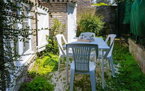 Les Portes Cartier: Green, Property, Garden, Yard, House, Tree, Furniture, Chair, Building, Backyard