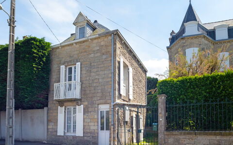 Les Portes Cartier: Cloud, Sky, Property, Window, Plant, Building, Tree, Road Surface, Rural Area, Residential Area